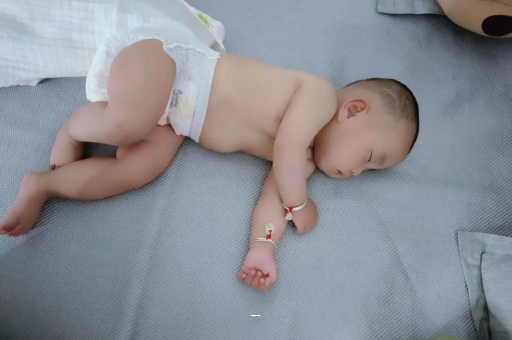 莱州宝宝老打喷嚏怎么办 莱州宝宝老打喷嚏怎么办